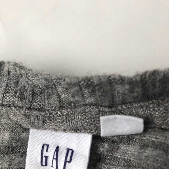 3/$20 Gap Ribbed Chevron Sweater in Gray - Picture 6 of 6